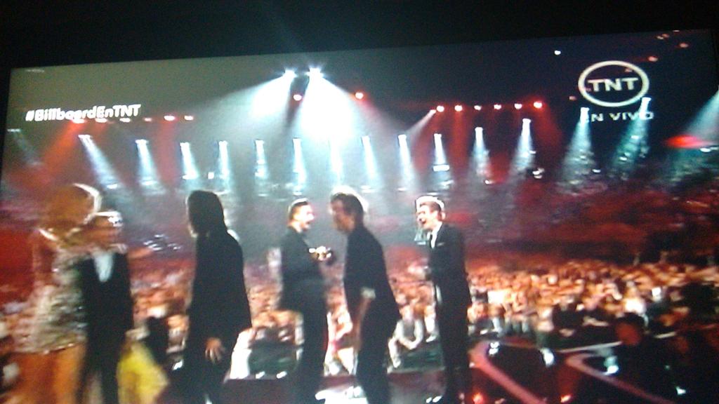 Rebearmendariz's tweet photo. Que poca no dejaron hablar a liam 
 #NoControlDay jajaja pero sus risas lo mejor le hicieron bullying al gordito http://t.co/1sWYL5CuGB
