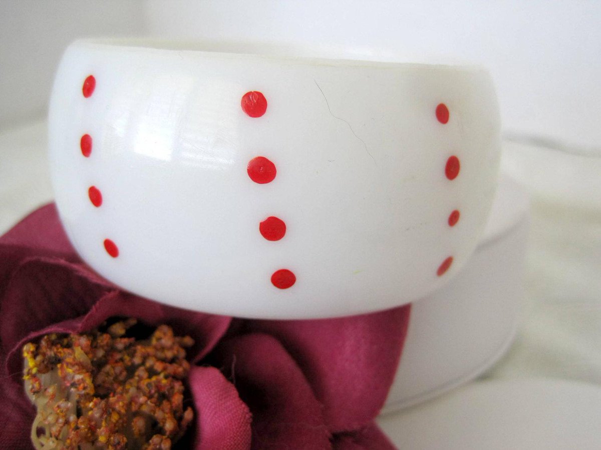 vintagobsession's tweet image. White Red Bracelet Plastic Polka Dot Wide Bangle etsy.me/1ASC4Ck #Etsy #PlasticBangle