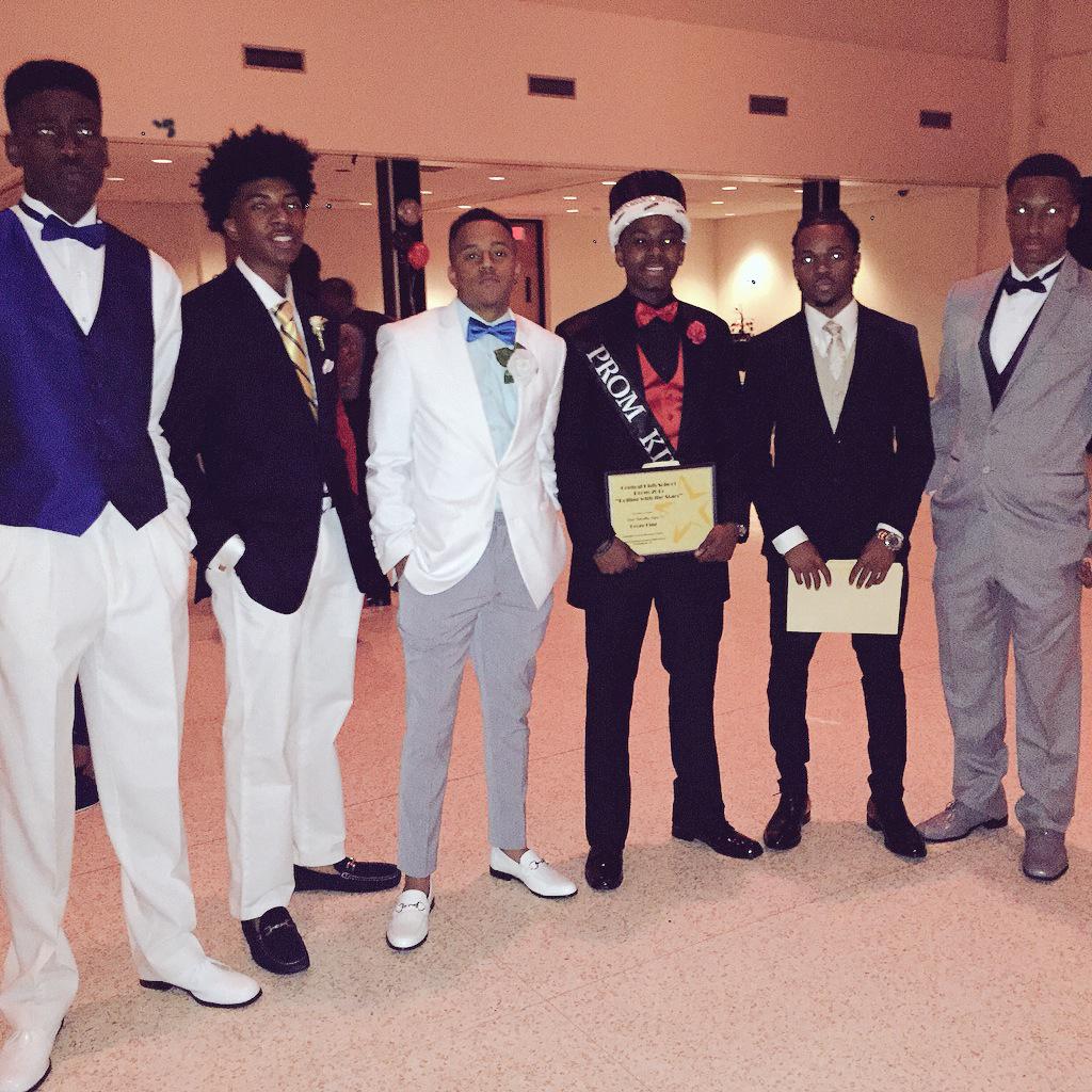 mrearltee's tweet photo. The King and the royal council 😤💯🔥😂 #promking2k15 http://t.co/AKTjAveIWD