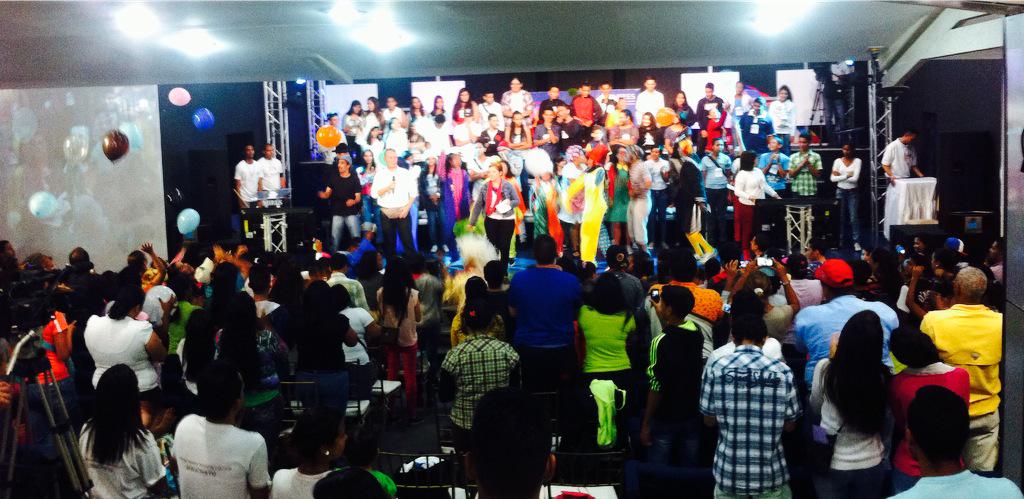 SalcedoXaviera's tweet photo. #encuentroconDios Lleno mi vida de color y Luz @eleazarvarela @Jovenes_Mires http://t.co/2dBU8oWMhY