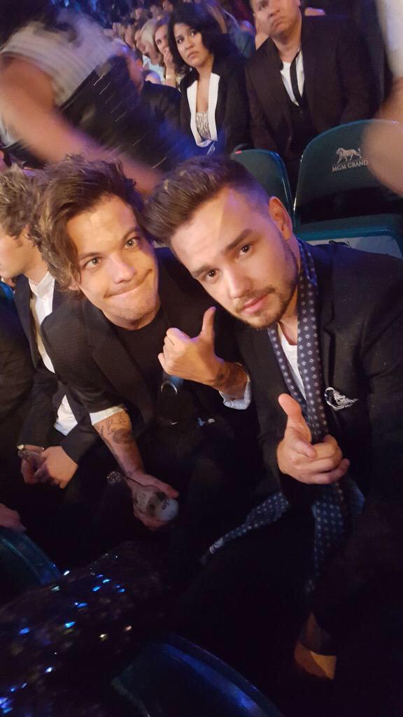 onedirectionBR's tweet image. Louis (e suas caretas ❤️) ao lado de Liam no #BBMAs