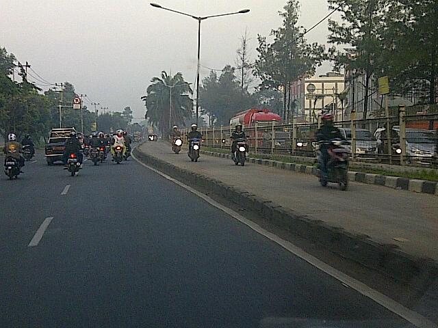 stbdvbt2ebox's tweet photo. @TMCPoldaMetro Motor lawan arus di jalur busway.daan mogot raya km19 arah tangerang. http://t.co/vtfTfvAuQT