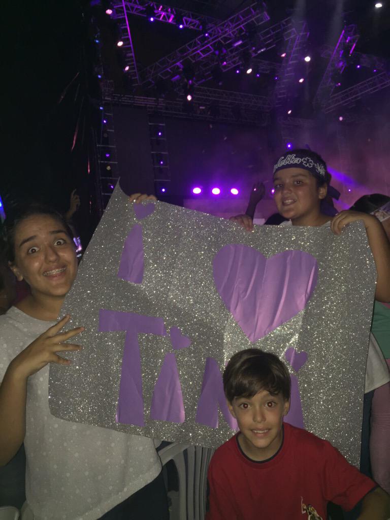 tinimypower's tweet photo. Un día mágico 💜 viste nuestro cartel @TiniStoessel ? http://t.co/XhnxXDXPb3