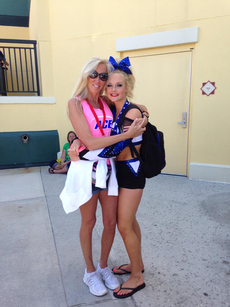 Timdon13's tweet image. Good luck to @caroline_foran who will be moving and cheering at Western High School in Florida!! 💙💙 Good luck