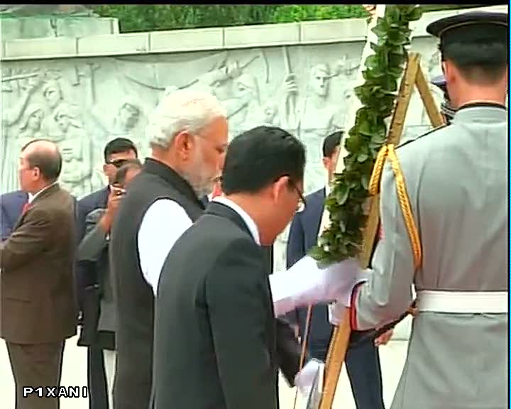 Khandelw13Sagar's tweet photo. PM @NarendraModi pays tribute at Seoul National Cemetery, South Korea #ModiInSeoul
http://t.co/pLcgDEWPnP