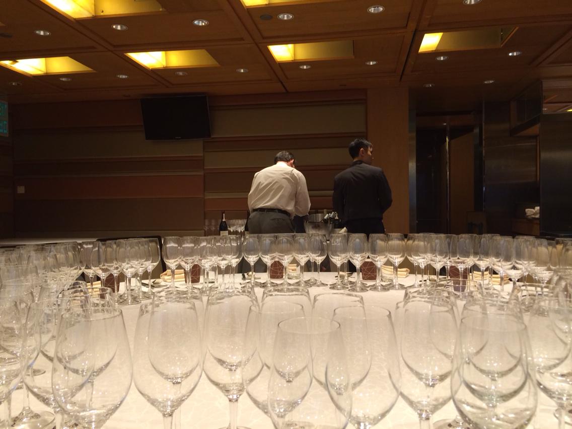 GregAtCoravin's tweet photo. @CurtisMW prepping for the big 1yr @Coravin blind tasting Hong Kong at Fook Lam Moon! http://t.co/IwYLLvlgJV