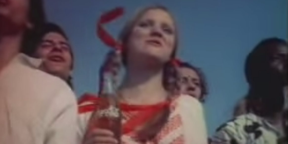 BusinessInsider's tweet image. Here's the 1971 Coca-Cola ad that played during the #MadMenFinale read.bi/1RZkunz