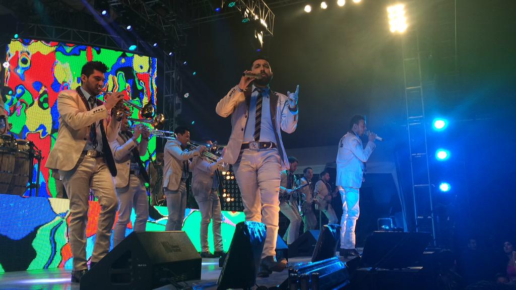 FeriaMiRe2016's tweet photo. Éxito total en la #FeriaJovenDeHidalgo con @ElRecodoOficial http://t.co/eiZbz9SH3M