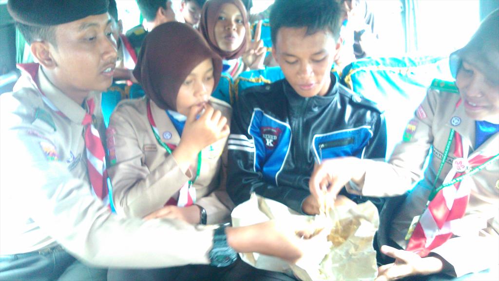 Kelaparan semua. 1 bungkus nasi 4 orang :)