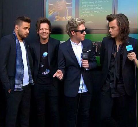 sunflouwerhabit's tweet photo. Well I have school tomorrow (kill me) so goodnight x Larry is real, I love this fandom, and these goofs
#NoControlDay http://t.co/JYpr0ei2wu