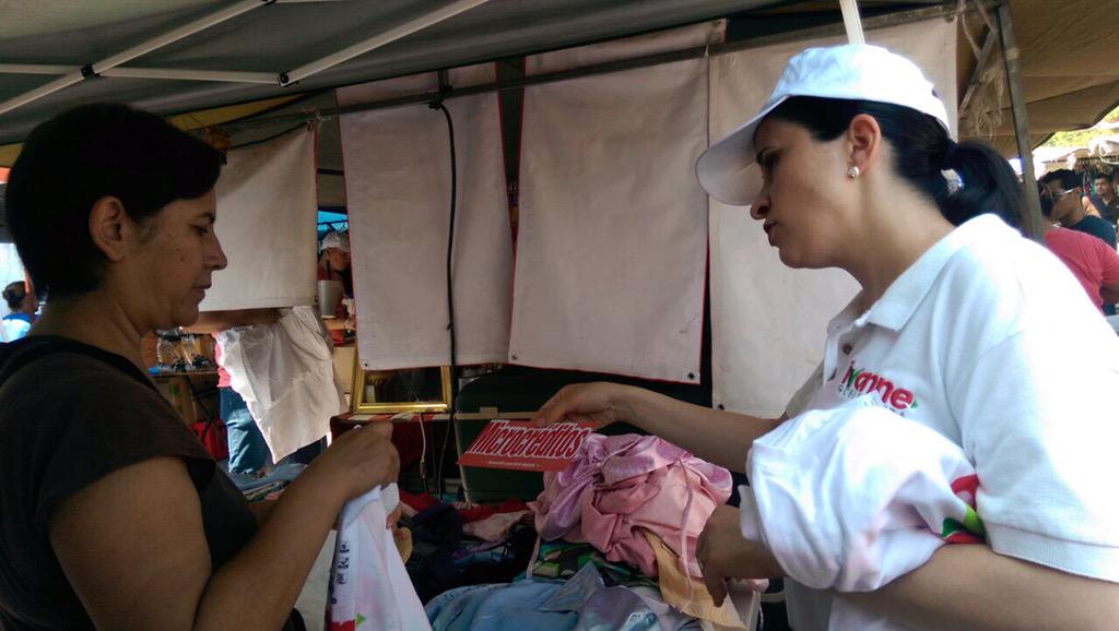mayela_quiroga's tweet photo. Domingo de mercado, saludando a los vecinos de San Bernabé #IvonneGobernadora http://t.co/1xSr64hho6