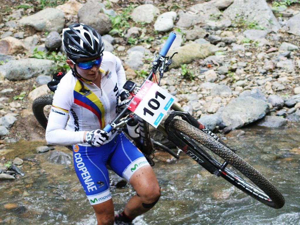 FannyT_LN's tweet photo. .@andermejia y .@nitaparra de #COL y que corren con @CiclismoUnido ganaron el Panamericano de Maratón #MTB en #CRC http://t.co/XDKMwxS6DM