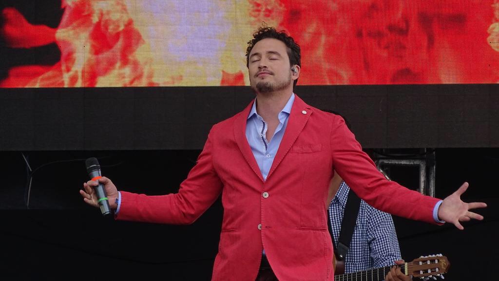 faustominoz's tweet photo. Es muy grande la felicidad que siente un artista al cantar para ustedes canciones que han salido del alma. #AmorDe2 http://t.co/k487t0Zq07
