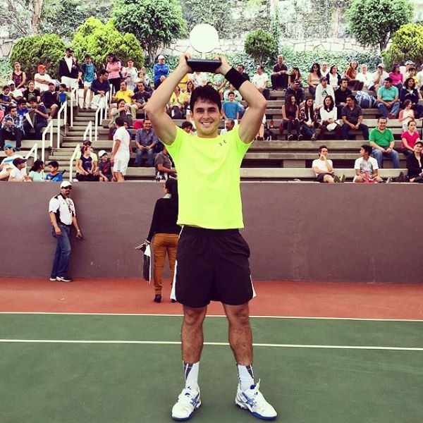 germanroses's tweet photo. @MachadoRobertoO http://t.co/x2fXCoAEUg Ecuatoriano Iván Endara es campeón del XIV Torneo Future Berimbau 2015 #proud http://t.co/jLFtMlhHRM