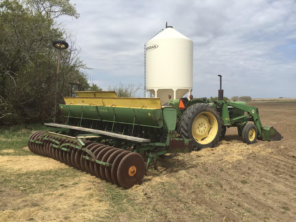 MileWestLandon's tweet image. Goin a little retro to plant some grass seed for new bin yard #depthcontrol #14ft #nogps