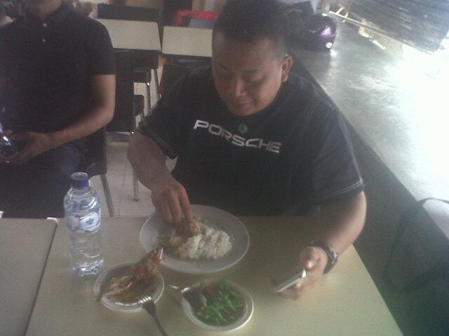 Pak pres makan pedesssss.... :D