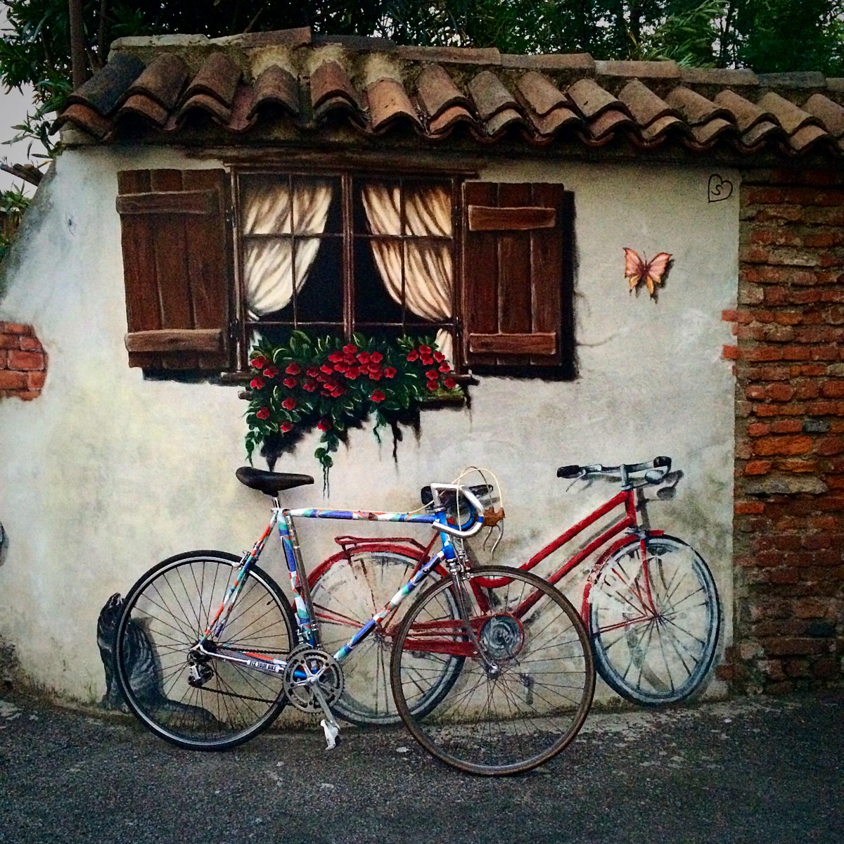 tagmidesign's tweet photo. two hearts and one hut ;) #coolbike #fixyourbike #costumized #bike #bicycles #love #milan  #fashionbike #urbanbike http://t.co/QjcrzUc2rI