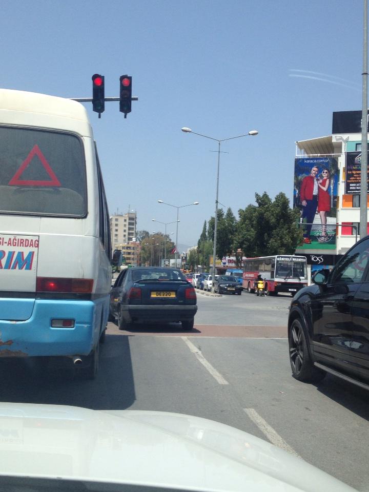 Arkadaş nerde durması gerektiğini bilmeden direksiyonda!!!!