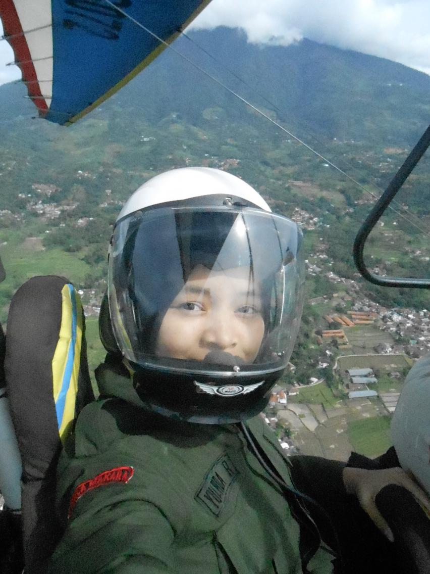 UIMENWA's tweet photo. Tgl 3 Mei, anggota yg beruntung sempat merasakan serunya terbang paragliding. Inframe: @yulpida http://t.co/DQjAVAZYia
