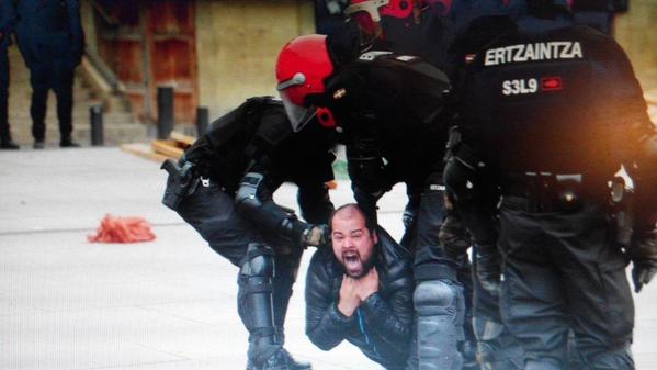 albacorazonegro's tweet photo. Si la policía actúa así a plena luz del día y con periodistas grabando imagina cuando nadie les vea #Resist7  #free7 http://t.co/HIohj2z8YE