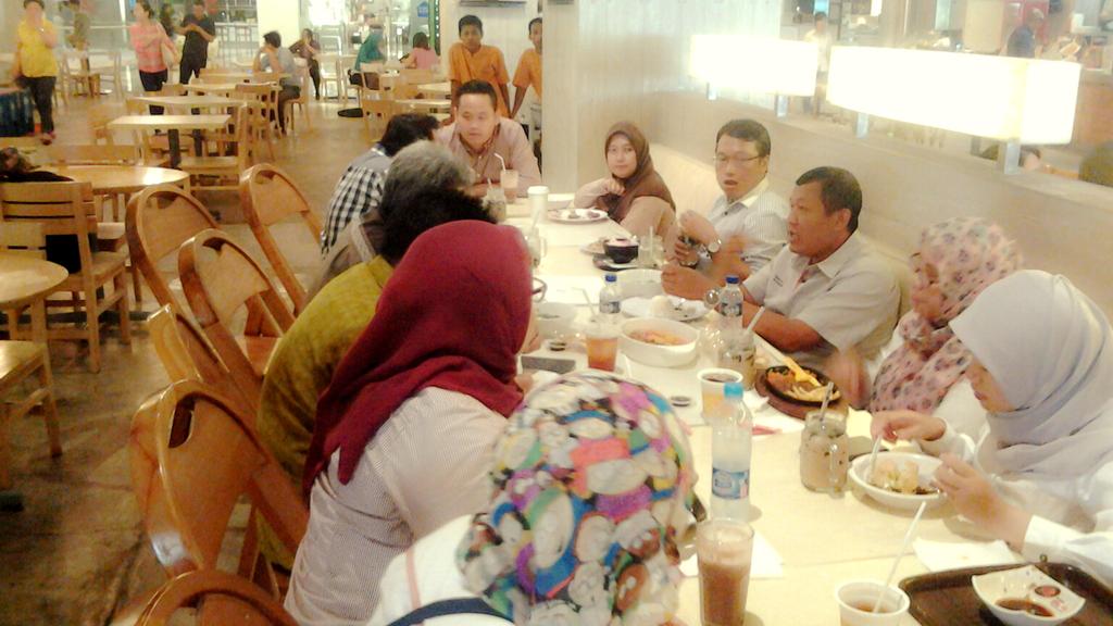 IndiHomeBdg's tweet photo. Silaturahmi dgn @BudiIsman founder @BeSmartpreneur OneIntwentyMovement &amp; @Proindonesia utk Kamajuan UMKM @mawaluddin http://t.co/zShDKlYGJm