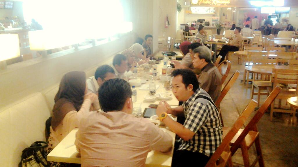 IndiHomeBdg's tweet photo. Silaturahmi dgn @BudiIsman founder @BeSmartpreneur OneIntwentyMovement &amp; @Proindonesia utk Kamajuan UMKM @mawaluddin http://t.co/zShDKlYGJm