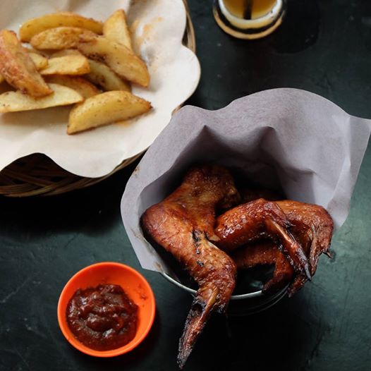 Rekomendasi untuk kami pecinta sayap! Harganya juga lumayan murah 8ribu/pcs nya. Sayap Bakar Queen, Jl. Buah Batu no1