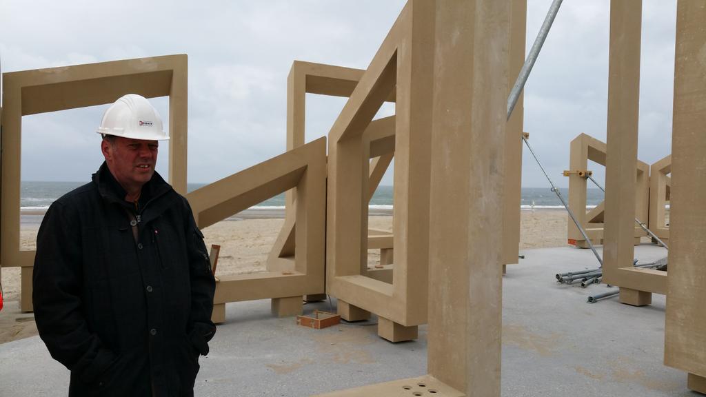 EwoudKieviet's tweet image. Laatste hand wordt gelegd aan kunstwerk de Zandwacht bij het recreatiestrand van Maasvlakte 2. @RTV_Rijnmond