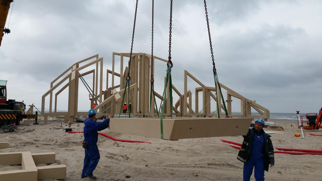 EwoudKieviet's tweet image. Laatste hand wordt gelegd aan kunstwerk de Zandwacht bij het recreatiestrand van Maasvlakte 2. @RTV_Rijnmond