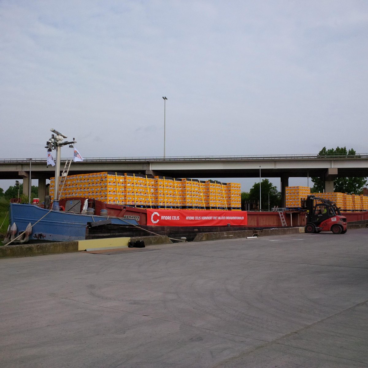 AndreCelisNV's tweet photo. Vervoer over de #waterweg in samenwerking met @inbev! #leuven #leuven2030 #klimaatneutraal #co2besparing #andrecelis http://t.co/Q7MxznlSeo