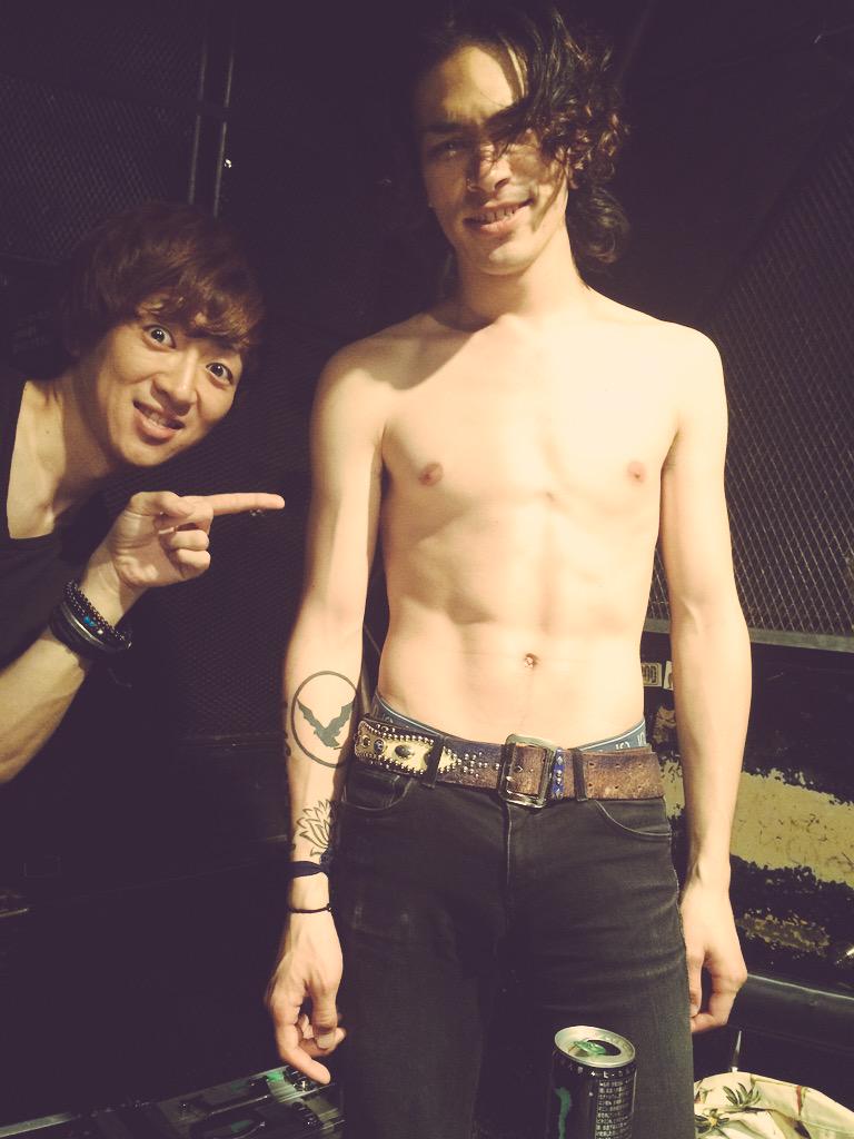 Toshiki_TNF's tweet image. この人入りしてからずっと乳首見せてるんやけど。
#MELLOWSHiP
#wrongcity