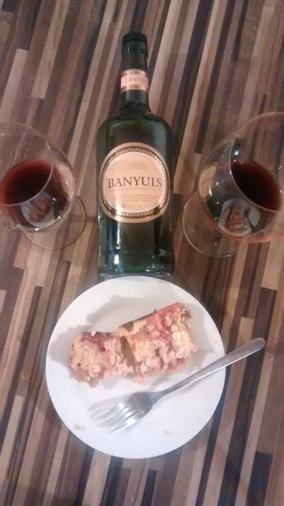recipes4wine's tweet photo. @londonwinefair Do you have any Banyuls exhibiting? #Clicker with a Rubhard Crumble http://t.co/AlhGZQ81GY