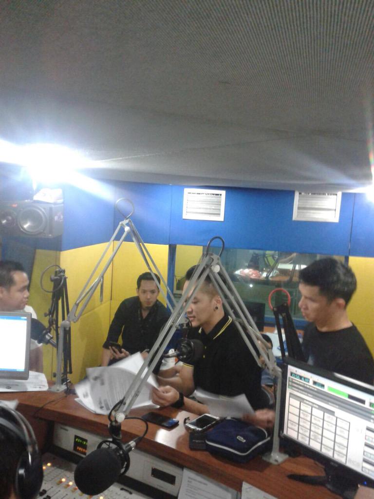YoungHeroesID's tweet photo. @_DemianAditya_ &amp; team #PantherEnergy interview di @101Jakfm cerita tentang event #tanamDemian #IndonesianYoungHeroes http://t.co/NvMIXNZvJe