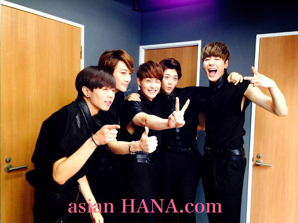 asian_hana's tweet photo. JJCCライブ！次は20:30お見逃しなく！カッコ良くて、ファンサービス満点ですよ
http://t.co/pGLHtNpIlD http://t.co/BZDm0nGLYy