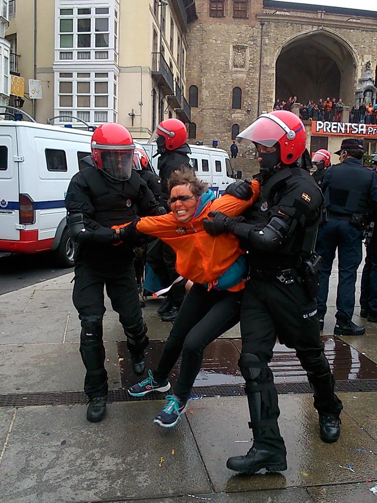 gudaricatala1's tweet photo. EUTSI GOGOR EZ ASKATU!! #MaiteZaituztegu #ResistGasteiz #Resist7 #gazteriaLIBRE una vez más palos i más palos..#ACAB http://t.co/BozYvKEU6t