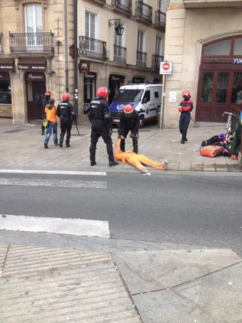 gudaricatala1's tweet photo. EUTSI GOGOR EZ ASKATU!! #MaiteZaituztegu #ResistGasteiz #Resist7 #gazteriaLIBRE una vez más palos i más palos..#ACAB http://t.co/BozYvKEU6t