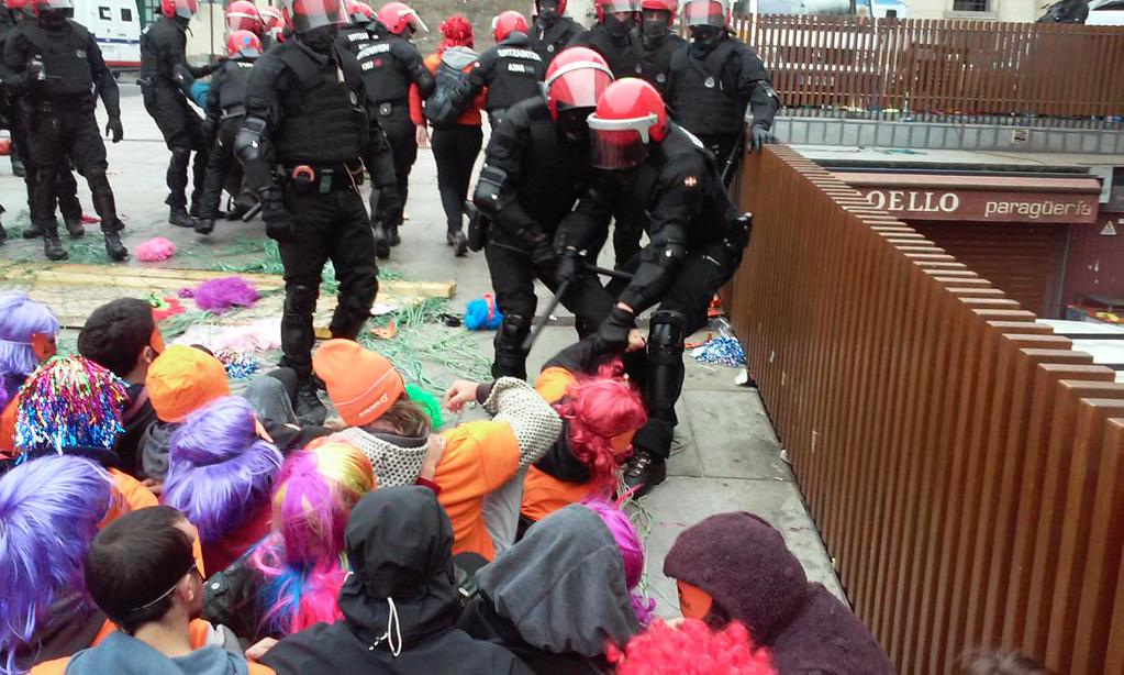 gudaricatala1's tweet photo. EUTSI GOGOR EZ ASKATU!! #MaiteZaituztegu #ResistGasteiz #Resist7 #gazteriaLIBRE una vez más palos i más palos..#ACAB http://t.co/BozYvKEU6t