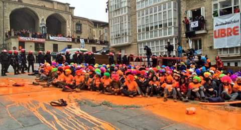 gudaricatala1's tweet photo. EUTSI GOGOR EZ ASKATU!! #MaiteZaituztegu #ResistGasteiz #Resist7 #gazteriaLIBRE una vez más palos i más palos..#ACAB http://t.co/BozYvKEU6t