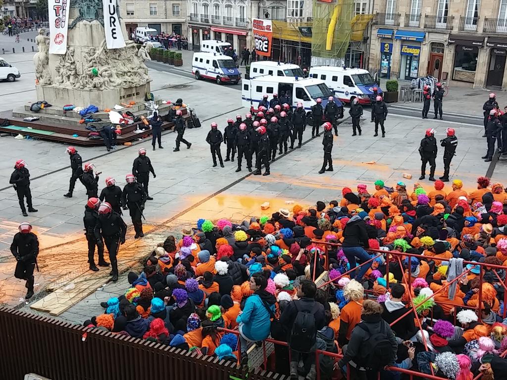 egin_klak's tweet photo. [#Resist7] Beste ertzetik sartzeari ekin diote. Gazteak "Gu zuek gara, zuek gu zarete!" oihuka. http://t.co/i9z7bazccn