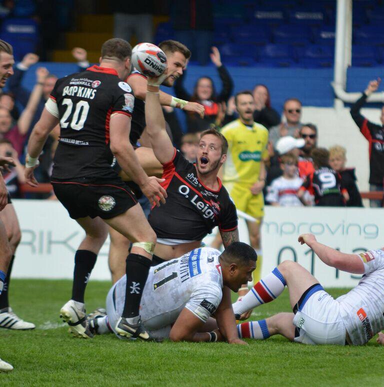 Great to see @LeighCenturions captain and <a href="/ABSundecksLtd/">AB Sundecks Ltd</a> @OllyWilkes scoring the winning try @WTWildcatsRL yesterday!