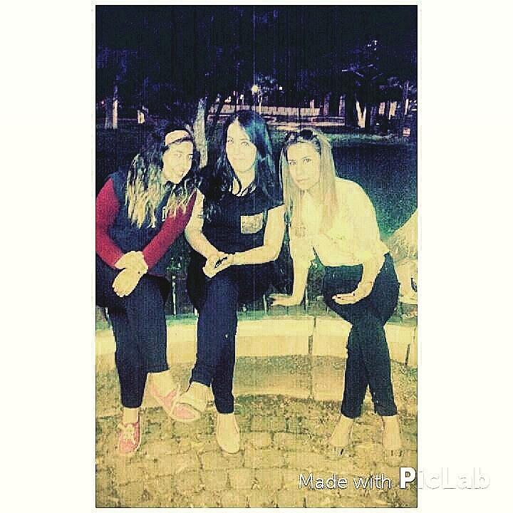 busra27bus's tweet photo. DOSTLARLA GÜZEL GÜN ☺☺✌✌ http://t.co/j0ARikbdq8