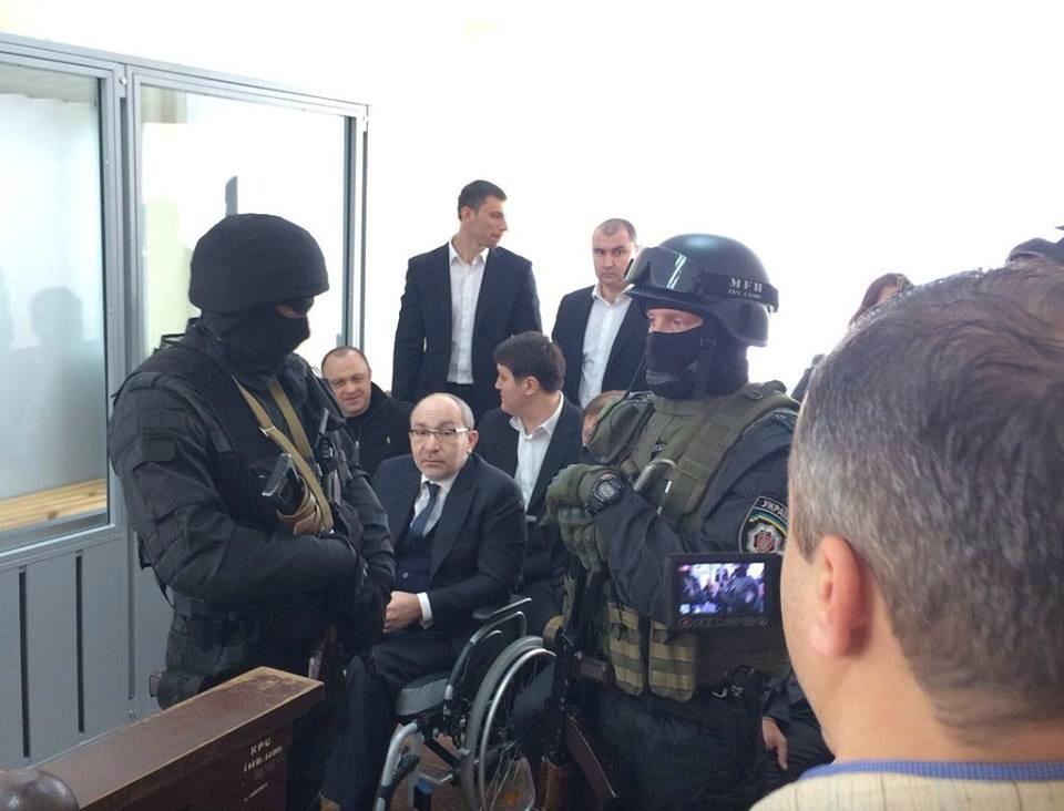 Кернес евакуйований з зали суду в Полтаві