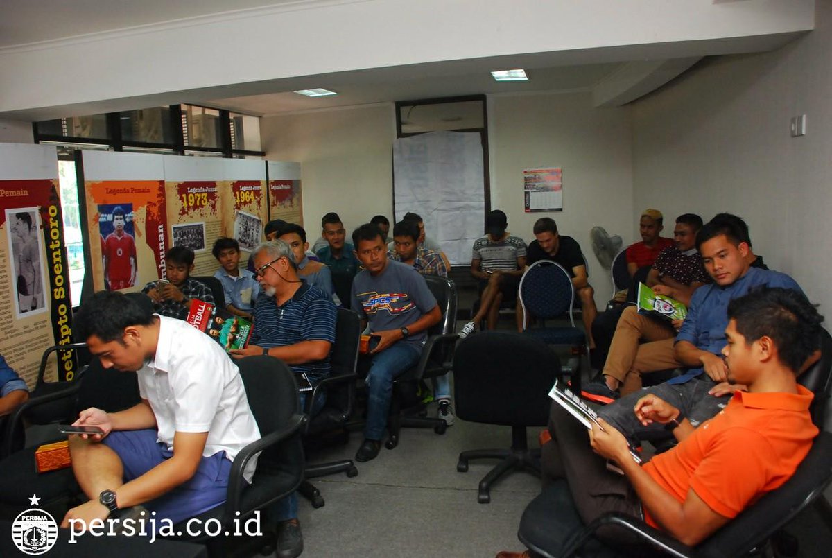 Persija_Jkt's tweet photo. Suasana pertemuan manajemen dengan skuad dan tim pelatih Persija hari ini. #GuePersija http://t.co/iuTUXsAj6U