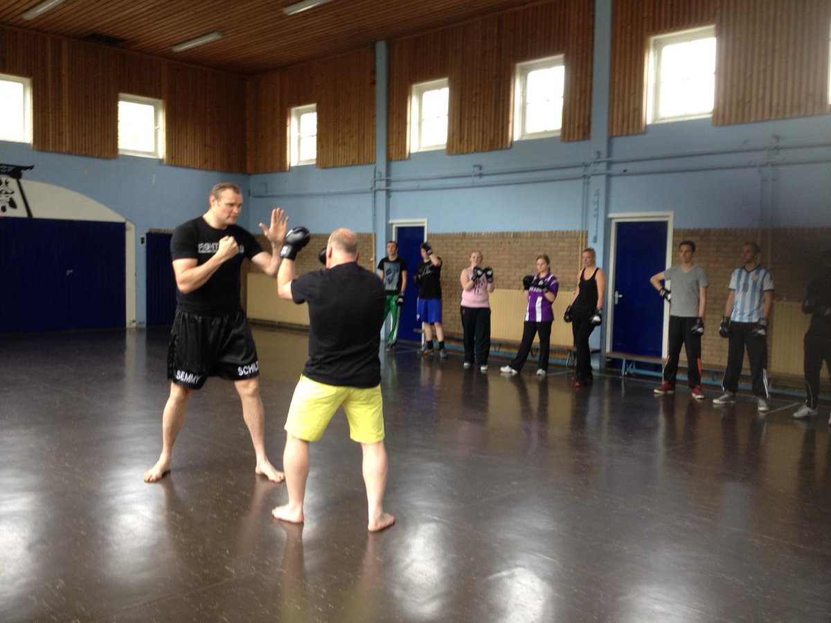 okkiesmit's tweet image. Weerbaarheidstraing olv Sem Schilt in Winsum. Nu in #decentrale #rtvnoord