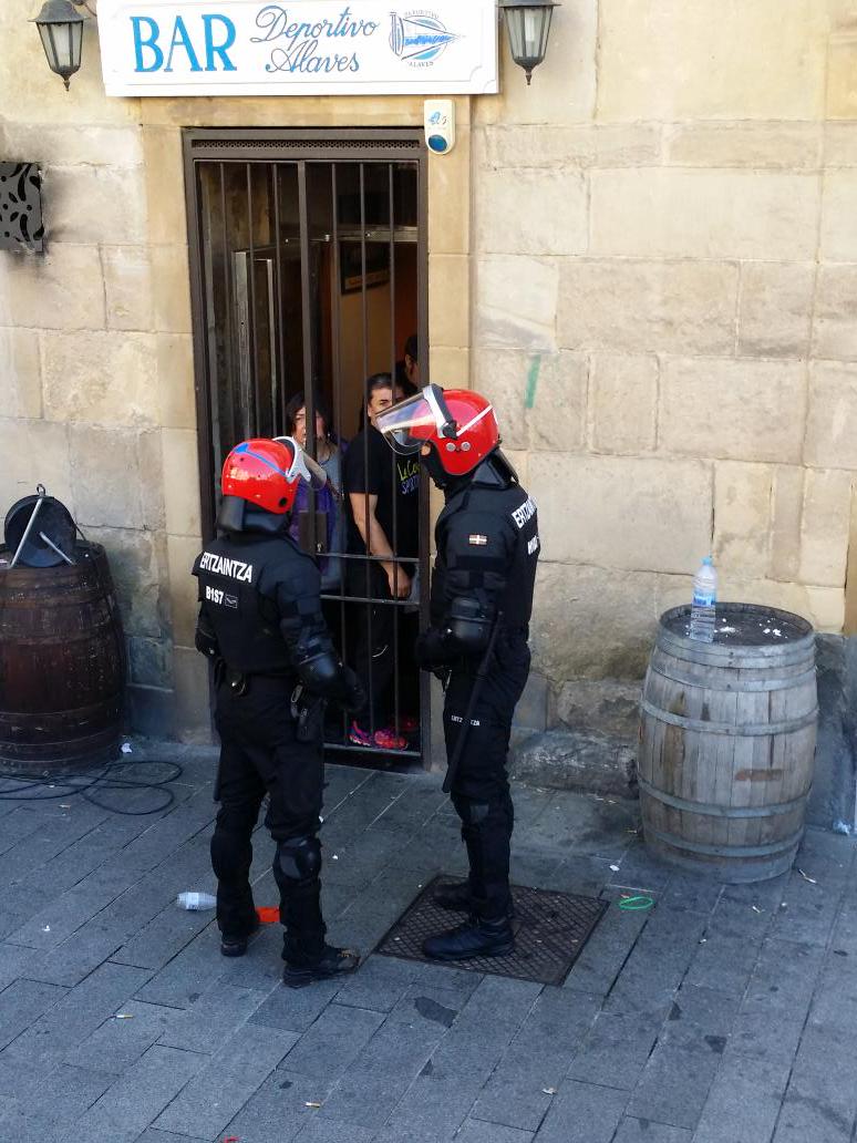 Se pide hielo para los heridos pero la Ertzaintza impide que llegue #ResistGasteiz #Resist7 #Free7