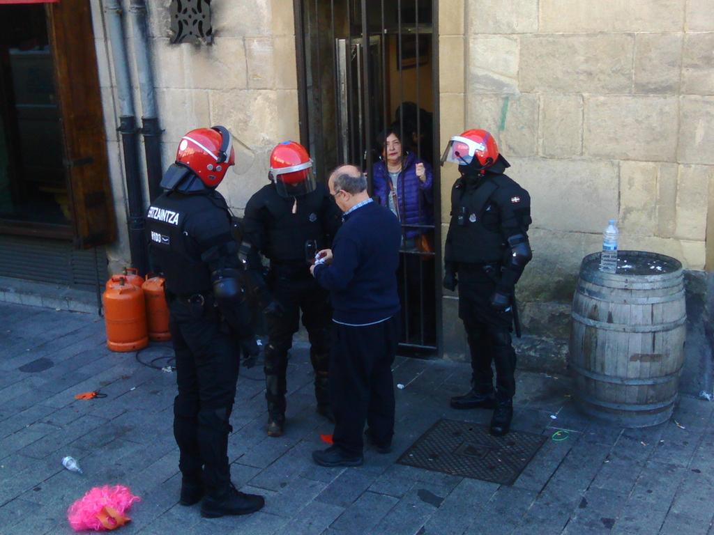 Grandisimo, el hombre se enfrenta a ellos y tira dos bolsas, tengo derecho a socorrer, dice #Resist7