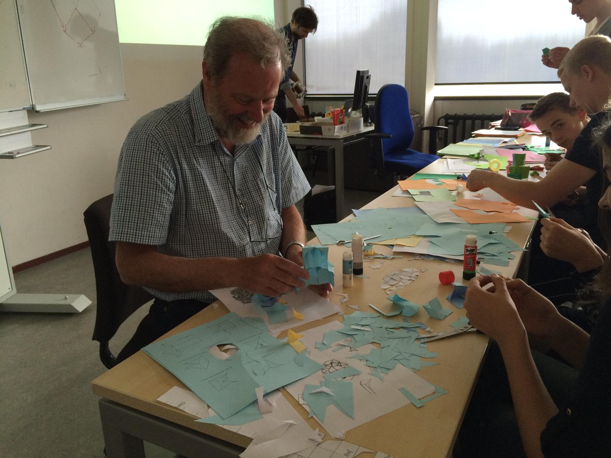 JuniorCollegeU's tweet photo. @kdenheijer En dan ook een mooie foto van de docent en leerlingen in actie ;)! #muqarnas #utalent http://t.co/fxsaOFmqLJ