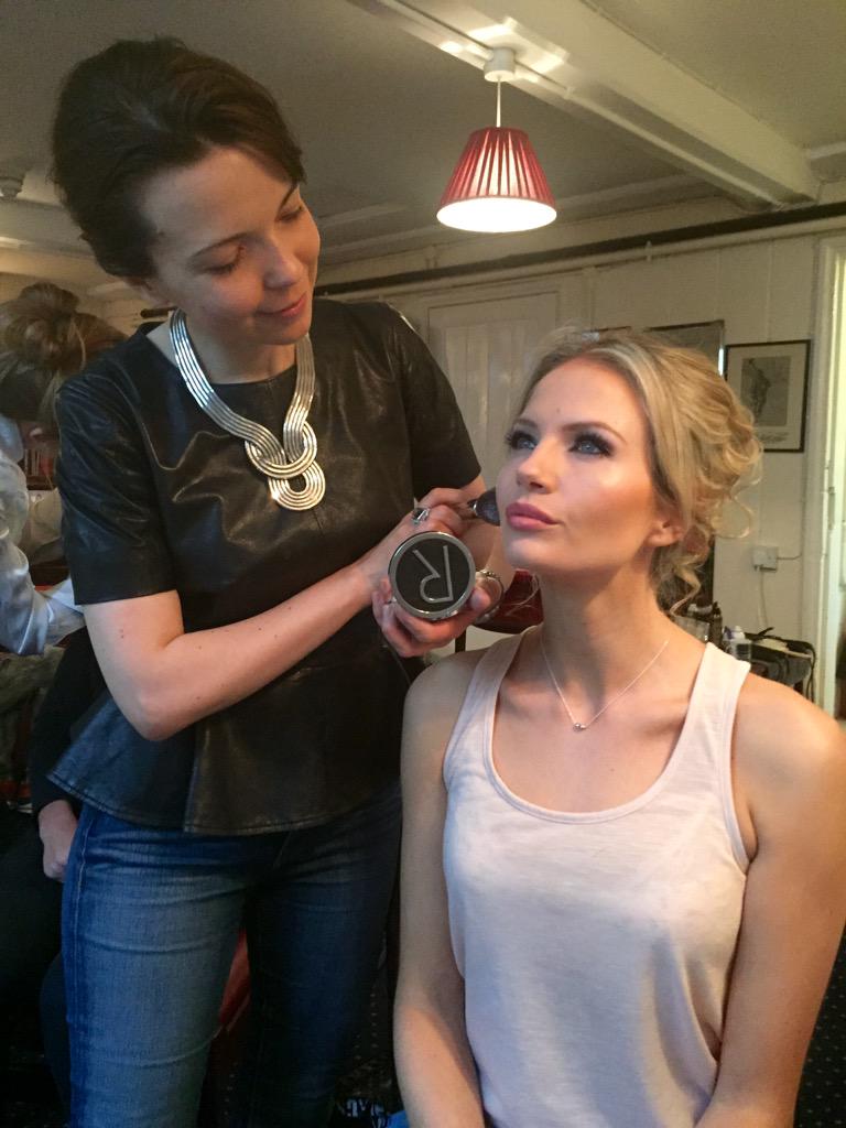 linacameron's tweet photo. Final touches with @rodialskincare Instaglam compact deluxe translucent powder @suzanneneville #songbirdcollection http://t.co/WH3wJPvnFZ