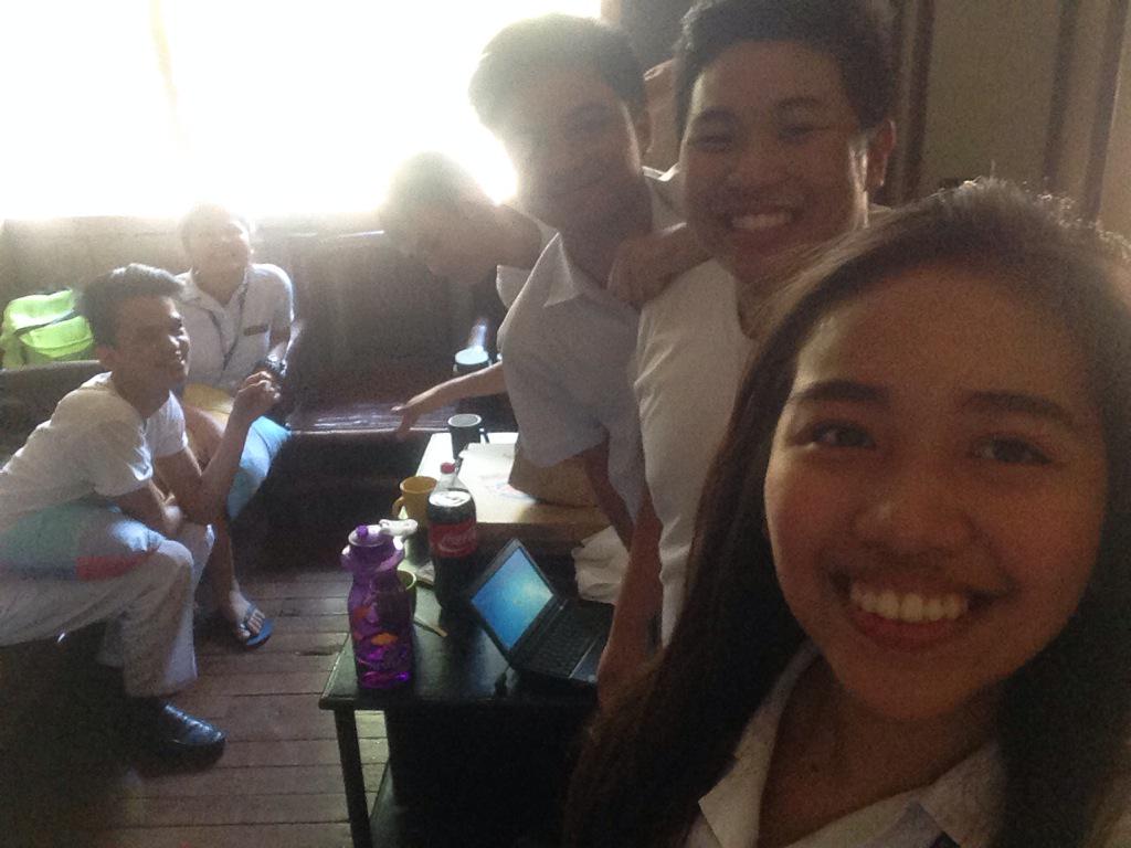 xxkatfer's tweet photo. Movie marathon + pizza, thanks for today guys!!! ✌️😁💕 @Jusdoggie @23Ce63 @davidskiecode @heyItsKenYuki #neo #kuyajc http://t.co/OiIgvZcsex