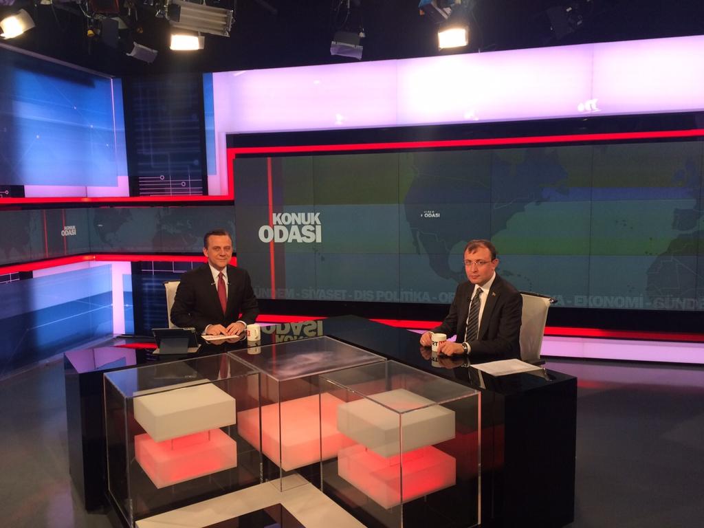 TRT Haber'de Konuk Odası proğramındayız. Seçim ve gündeme ilişkin değerlendirmelerde bulunuyoruz.